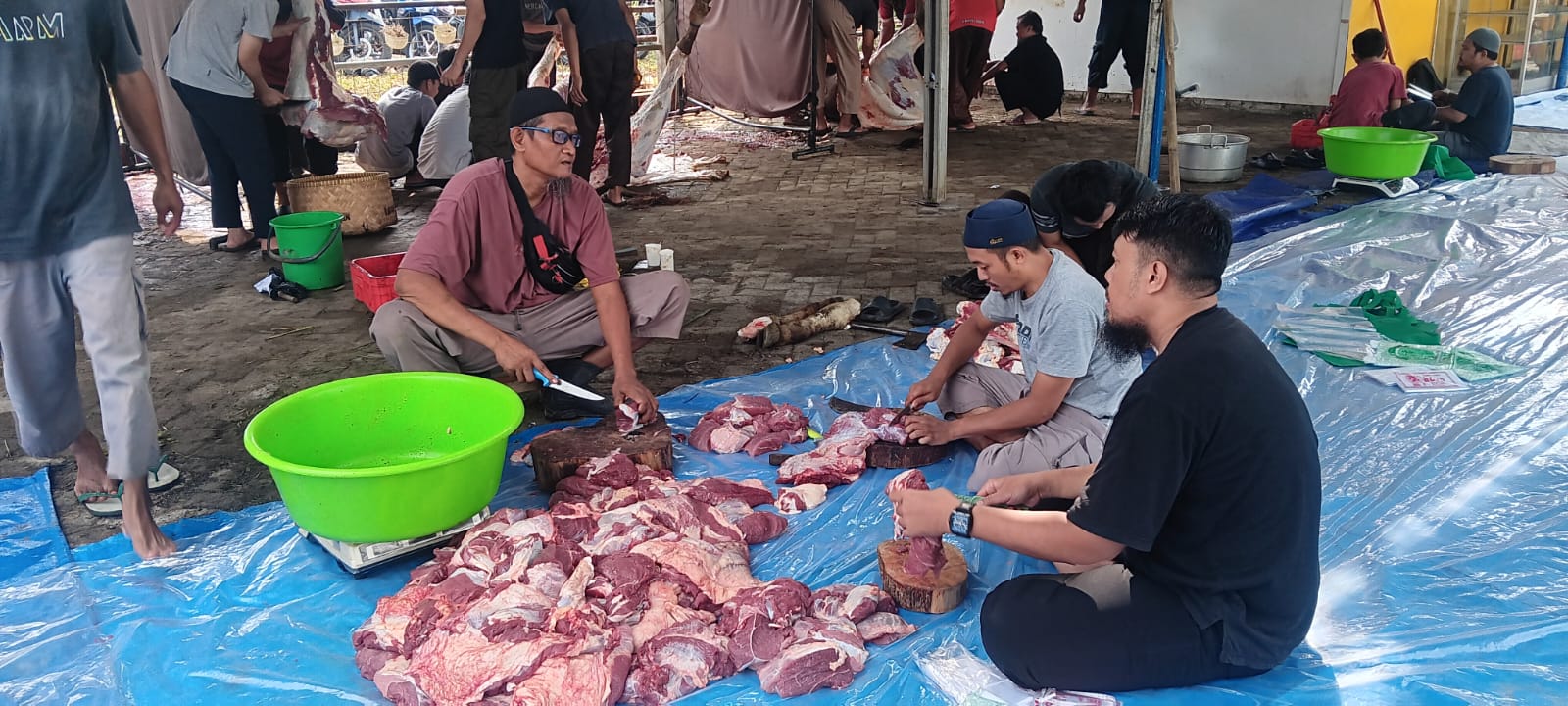 Proses pengemasan daging qurban Sekolah Mutiara Hati